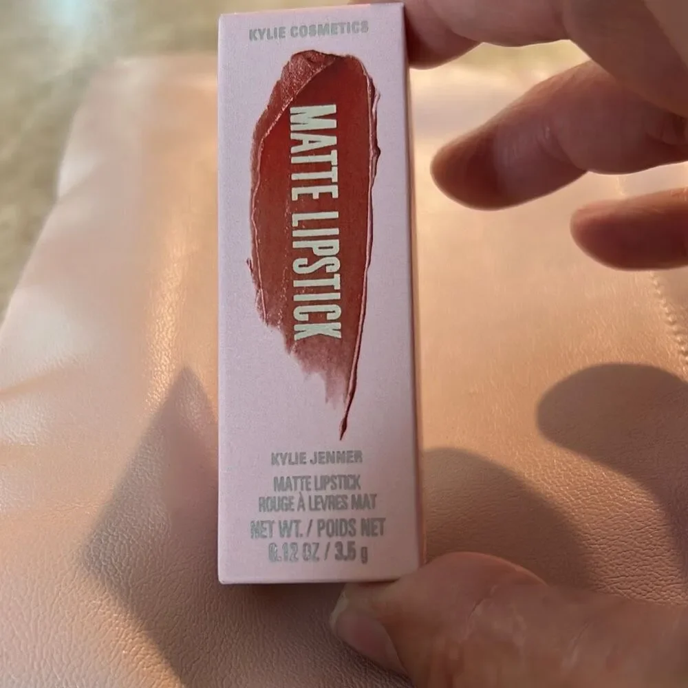 KYLIE Matte Lipstick Rendevoux - Picture 5 of 6
